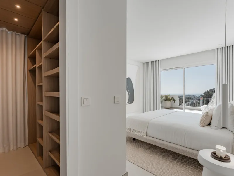 Set high above the lush landscape of La Quinta in Benahavís, this exceptional duplex penthouse offers a unique blend of luxury, privacy, and jaw-dropping panoramic views. Just a 7-minute drive from Puerto Banús and even closer to the top three golf course