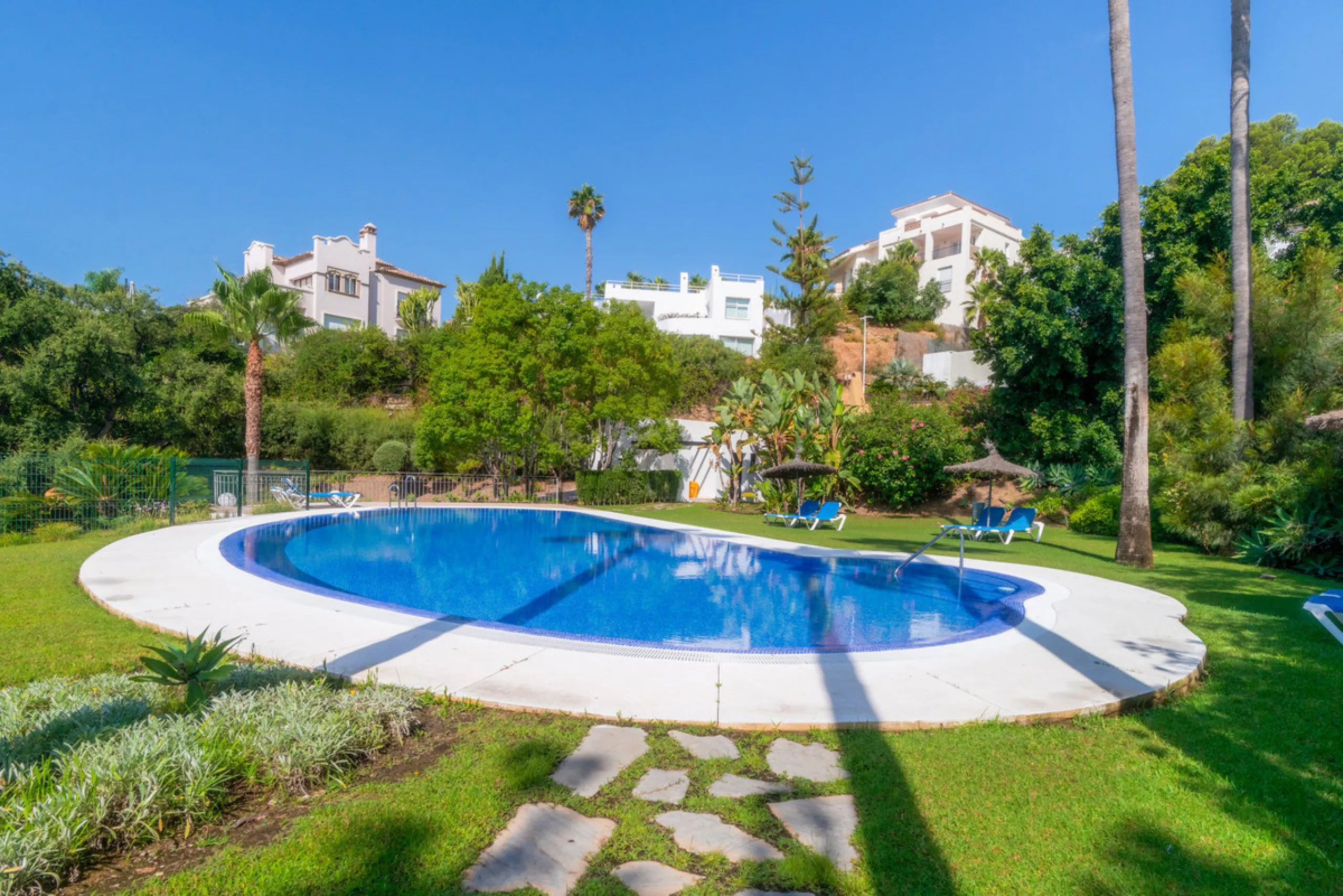 Set high above the lush landscape of La Quinta in Benahavís, this exceptional duplex penthouse offers a unique blend of luxury, privacy, and jaw-dropping panoramic views. Just a 7-minute drive from Puerto Banús and even closer to the top three golf course