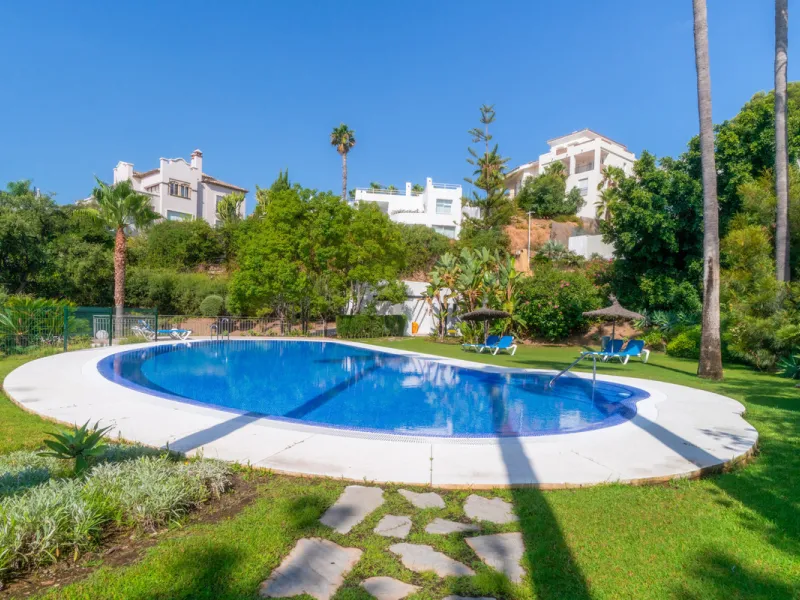 Set high above the lush landscape of La Quinta in Benahavís, this exceptional duplex penthouse offers a unique blend of luxury, privacy, and jaw-dropping panoramic views. Just a 7-minute drive from Puerto Banús and even closer to the top three golf course