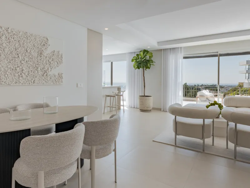 Set high above the lush landscape of La Quinta in Benahavís, this exceptional duplex penthouse offers a unique blend of luxury, privacy, and jaw-dropping panoramic views. Just a 7-minute drive from Puerto Banús and even closer to the top three golf course