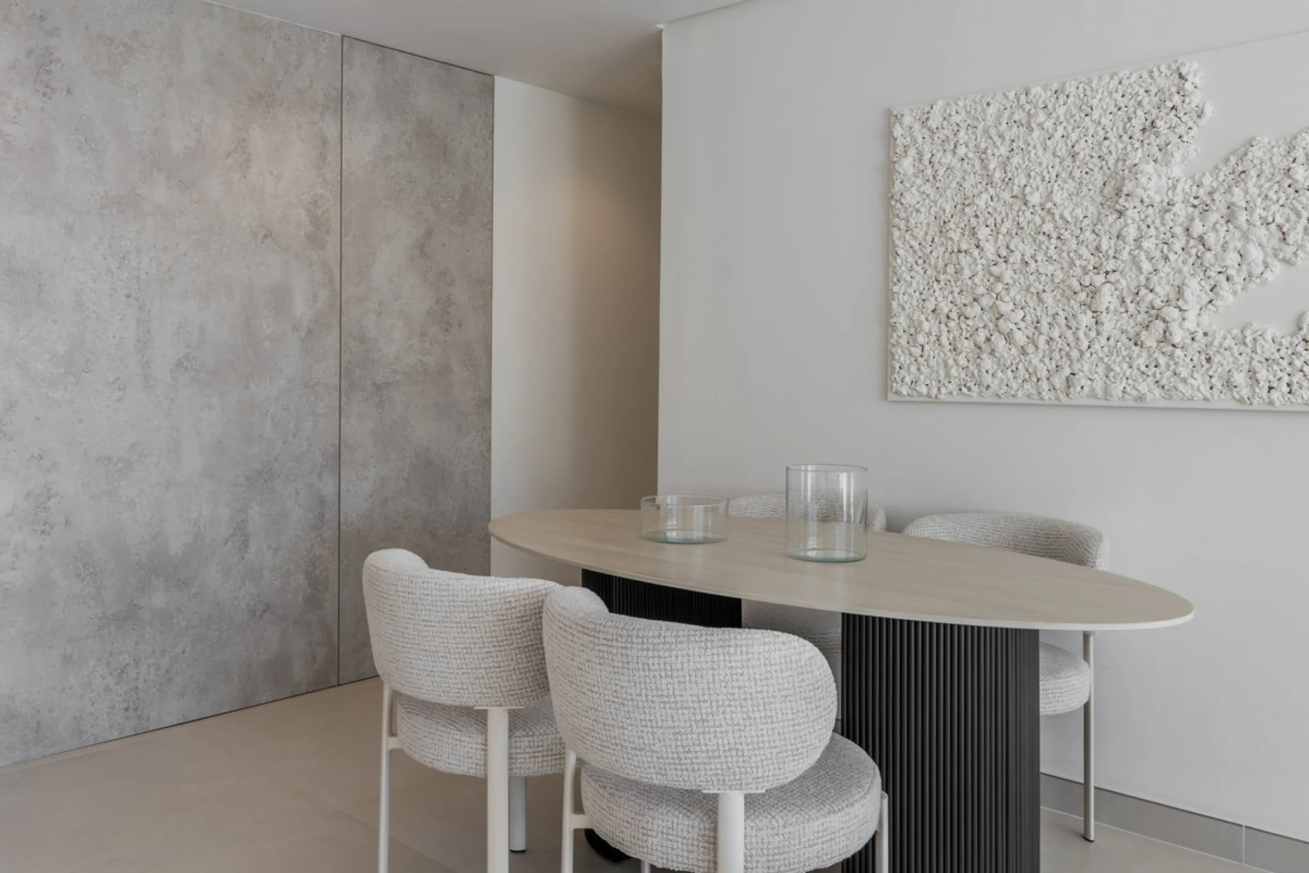 Set high above the lush landscape of La Quinta in Benahavís, this exceptional duplex penthouse offers a unique blend of luxury, privacy, and jaw-dropping panoramic views. Just a 7-minute drive from Puerto Banús and even closer to the top three golf course