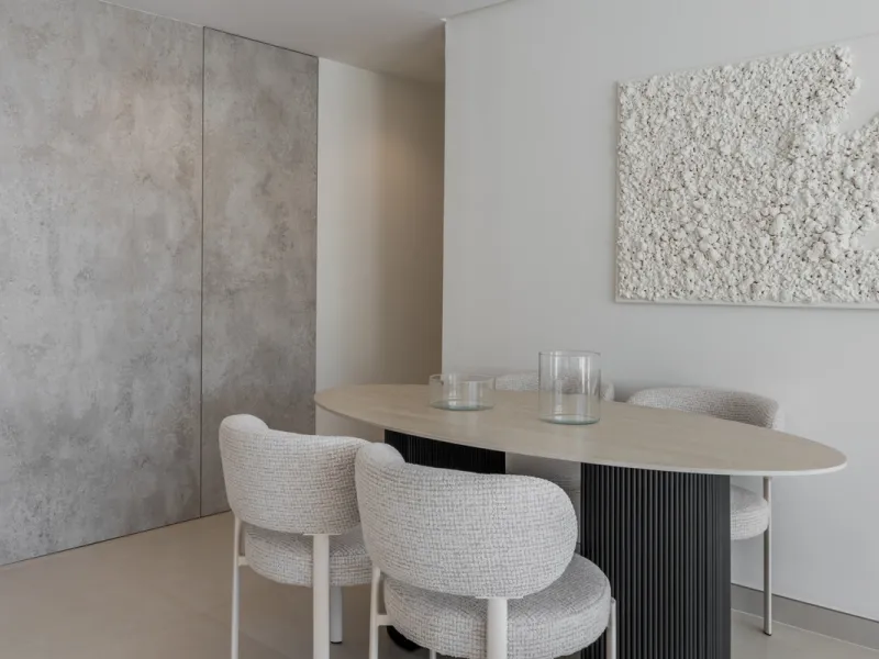 Set high above the lush landscape of La Quinta in Benahavís, this exceptional duplex penthouse offers a unique blend of luxury, privacy, and jaw-dropping panoramic views. Just a 7-minute drive from Puerto Banús and even closer to the top three golf course