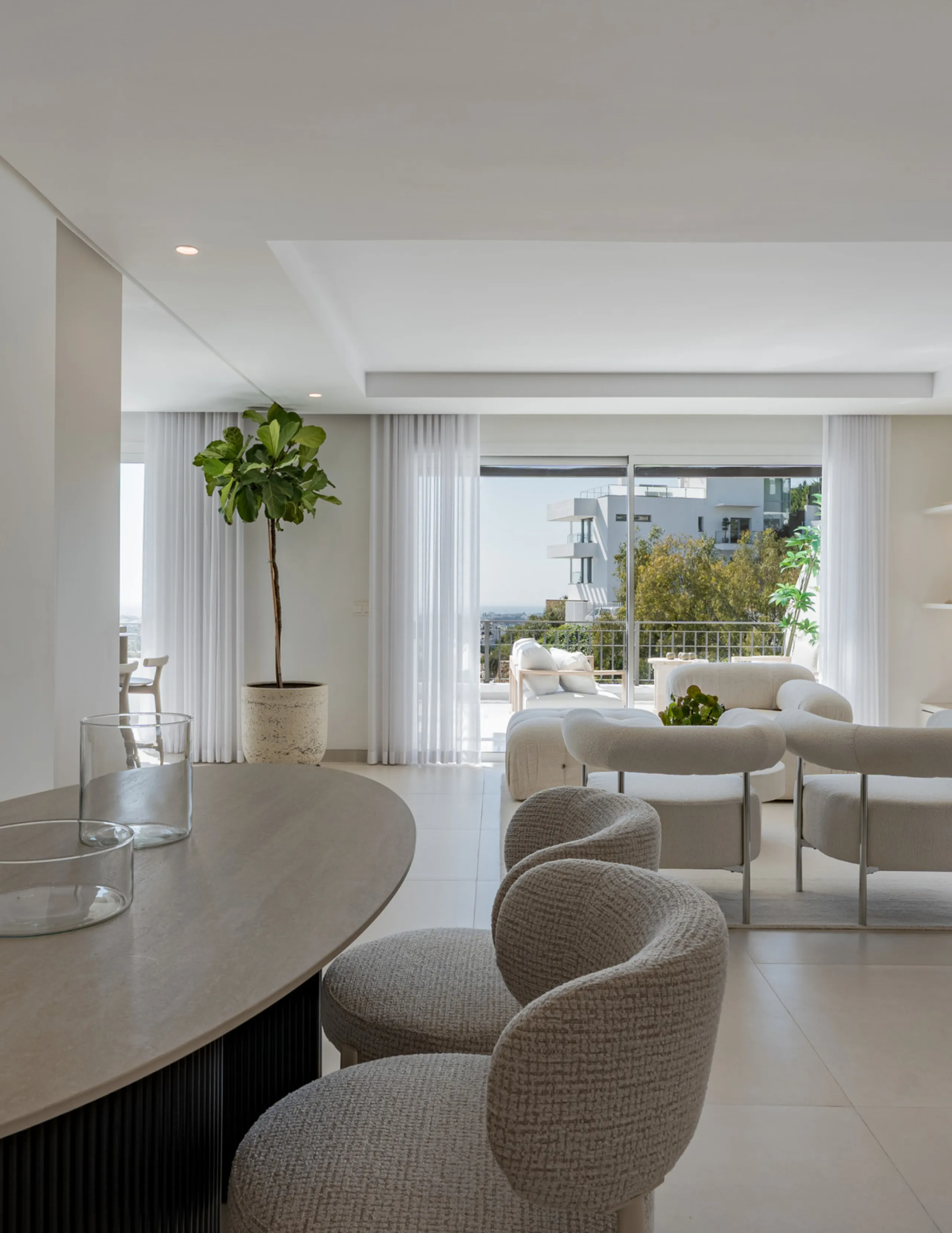 Set high above the lush landscape of La Quinta in Benahavís, this exceptional duplex penthouse offers a unique blend of luxury, privacy, and jaw-dropping panoramic views. Just a 7-minute drive from Puerto Banús and even closer to the top three golf course