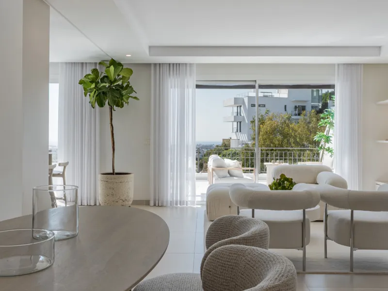 Set high above the lush landscape of La Quinta in Benahavís, this exceptional duplex penthouse offers a unique blend of luxury, privacy, and jaw-dropping panoramic views. Just a 7-minute drive from Puerto Banús and even closer to the top three golf course