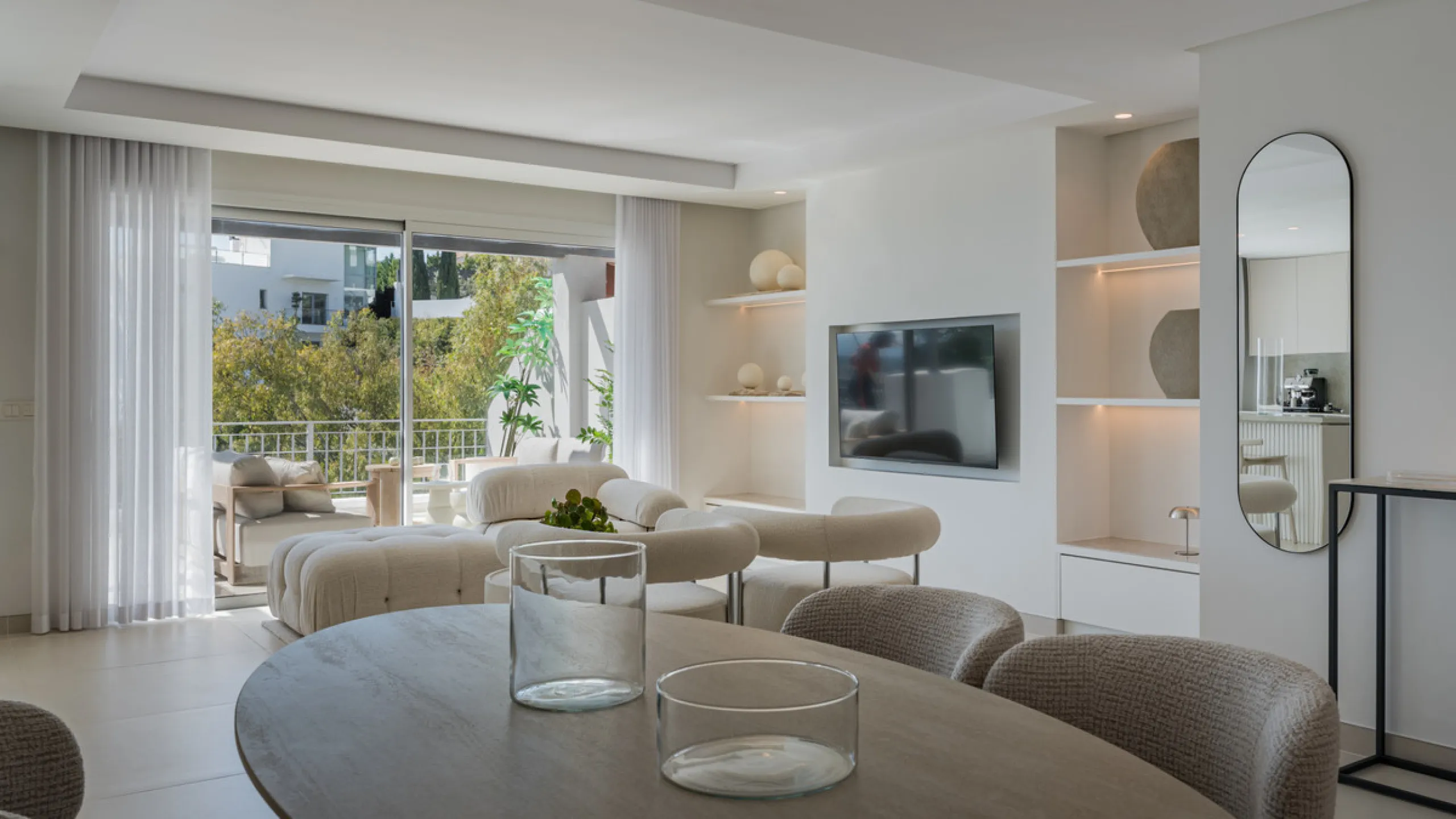 Set high above the lush landscape of La Quinta in Benahavís, this exceptional duplex penthouse offers a unique blend of luxury, privacy, and jaw-dropping panoramic views. Just a 7-minute drive from Puerto Banús and even closer to the top three golf course
