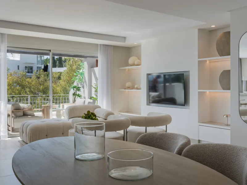 Set high above the lush landscape of La Quinta in Benahavís, this exceptional duplex penthouse offers a unique blend of luxury, privacy, and jaw-dropping panoramic views. Just a 7-minute drive from Puerto Banús and even closer to the top three golf course