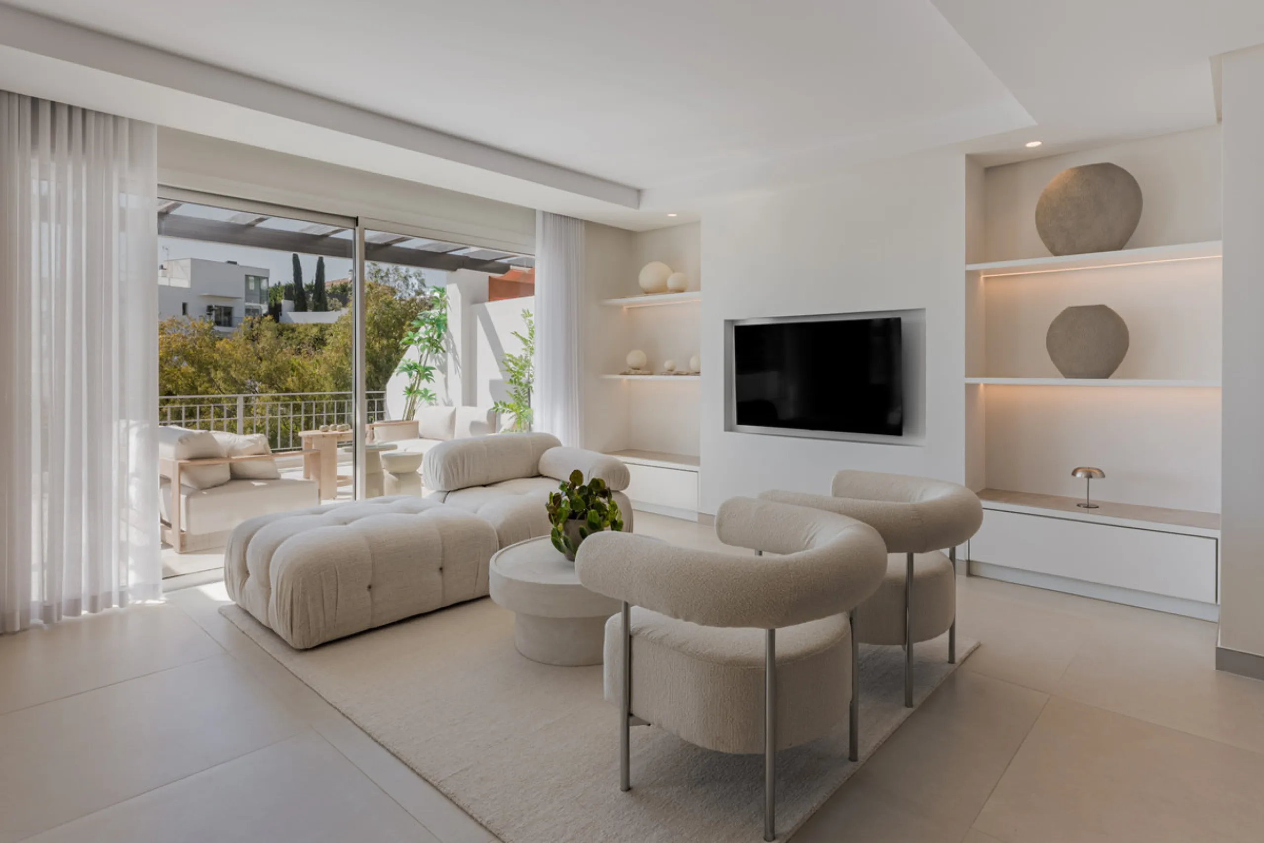 Set high above the lush landscape of La Quinta in Benahavís, this exceptional duplex penthouse offers a unique blend of luxury, privacy, and jaw-dropping panoramic views. Just a 7-minute drive from Puerto Banús and even closer to the top three golf course