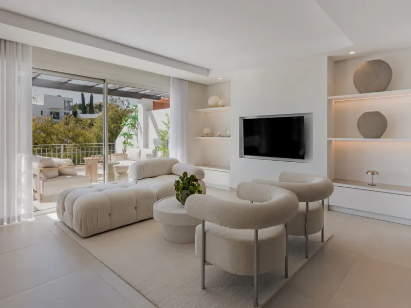 Set high above the lush landscape of La Quinta in Benahavís, this exceptional duplex penthouse offers a unique blend of luxury, privacy, and jaw-dropping panoramic views. Just a 7-minute drive from Puerto Banús and even closer to the top three golf course