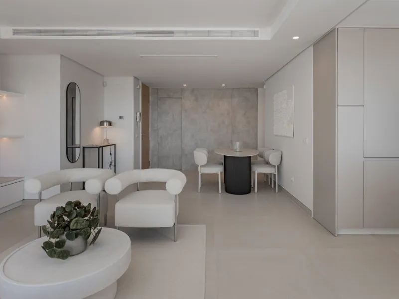 Set high above the lush landscape of La Quinta in Benahavís, this exceptional duplex penthouse offers a unique blend of luxury, privacy, and jaw-dropping panoramic views. Just a 7-minute drive from Puerto Banús and even closer to the top three golf course