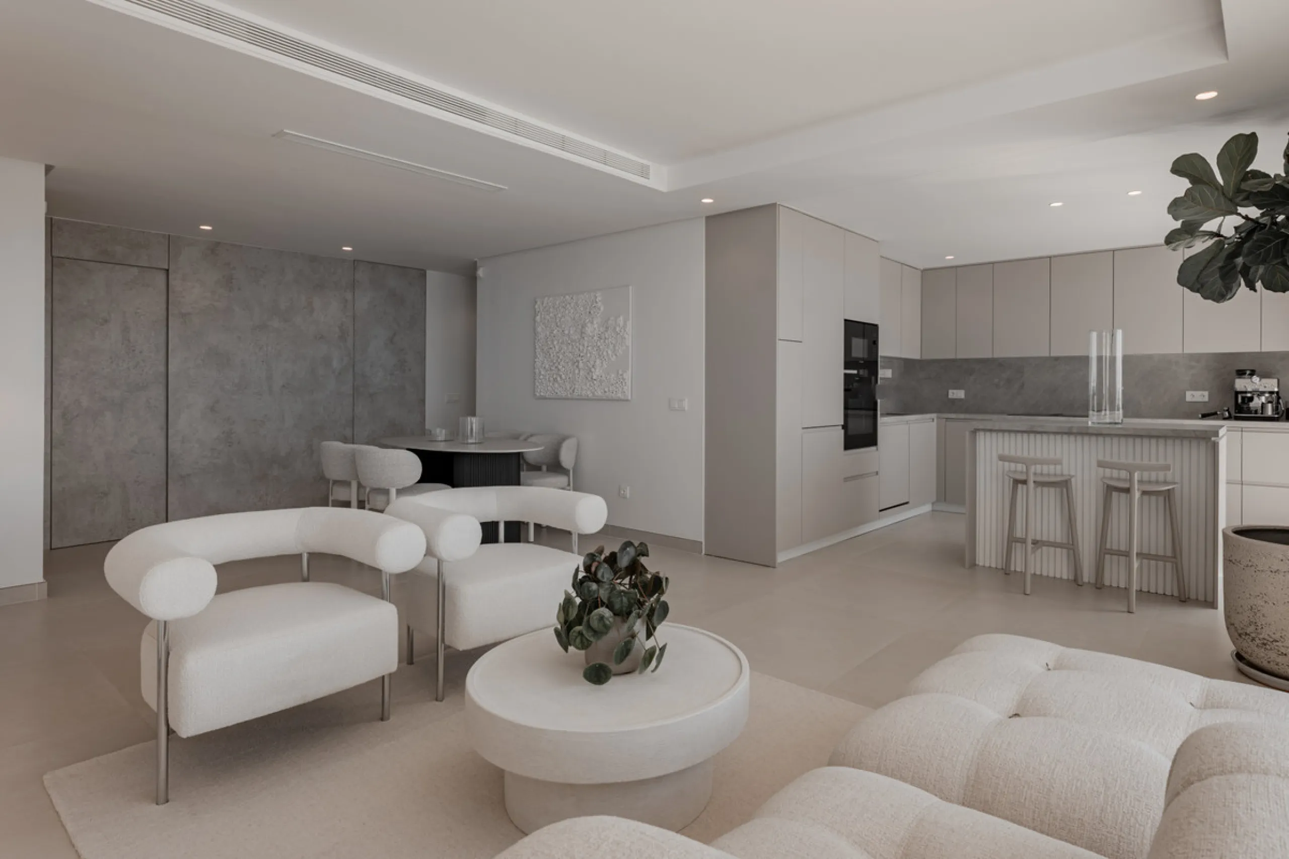 Set high above the lush landscape of La Quinta in Benahavís, this exceptional duplex penthouse offers a unique blend of luxury, privacy, and jaw-dropping panoramic views. Just a 7-minute drive from Puerto Banús and even closer to the top three golf course