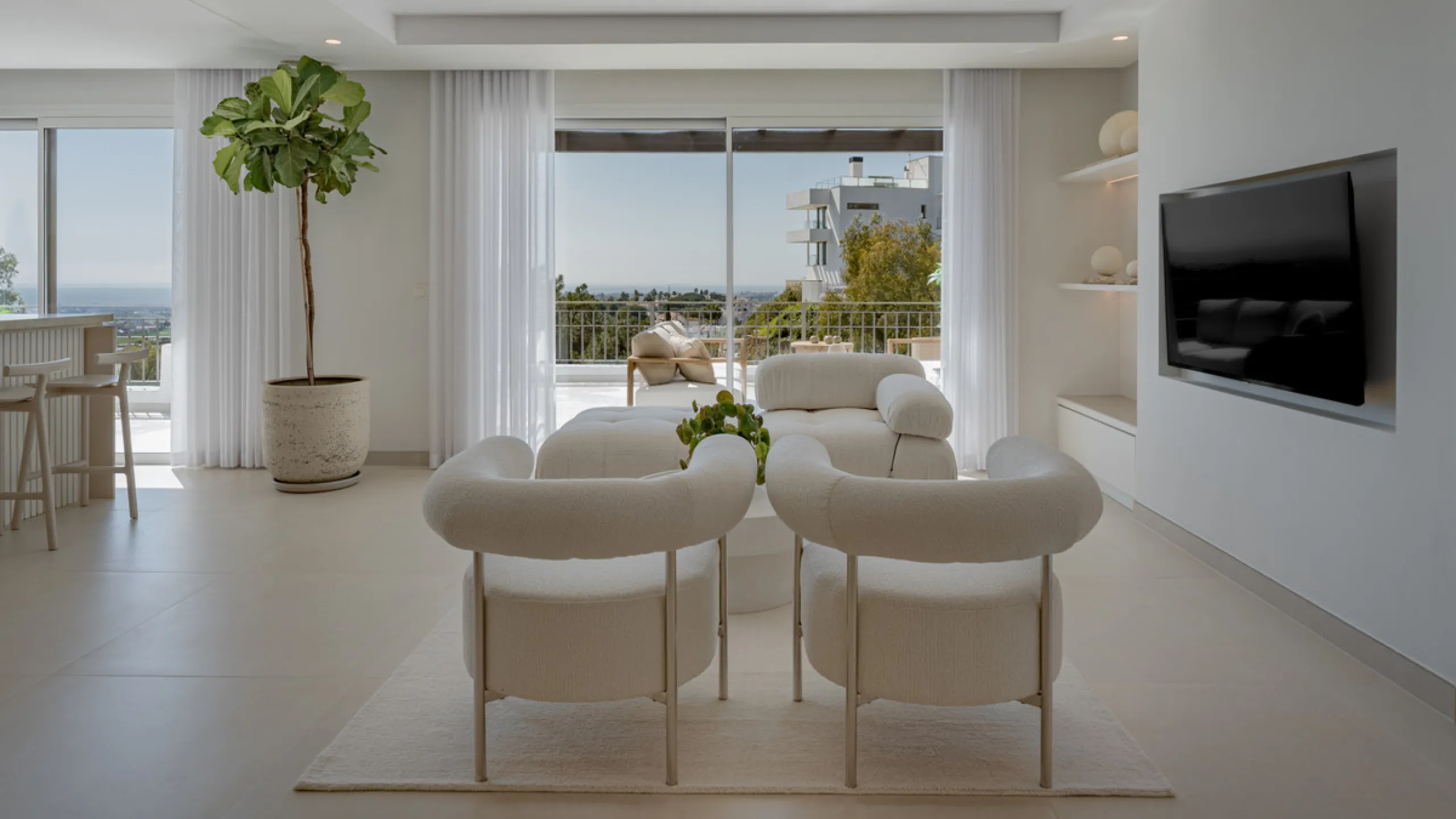 Set high above the lush landscape of La Quinta in Benahavís, this exceptional duplex penthouse offers a unique blend of luxury, privacy, and jaw-dropping panoramic views. Just a 7-minute drive from Puerto Banús and even closer to the top three golf course