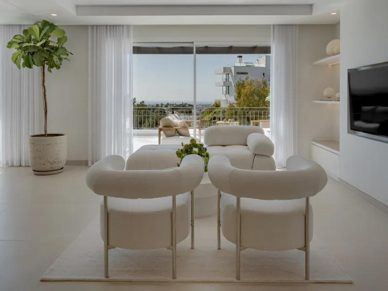 Set high above the lush landscape of La Quinta in Benahavís, this exceptional duplex penthouse offers a unique blend of luxury, privacy, and jaw-dropping panoramic views. Just a 7-minute drive from Puerto Banús and even closer to the top three golf course