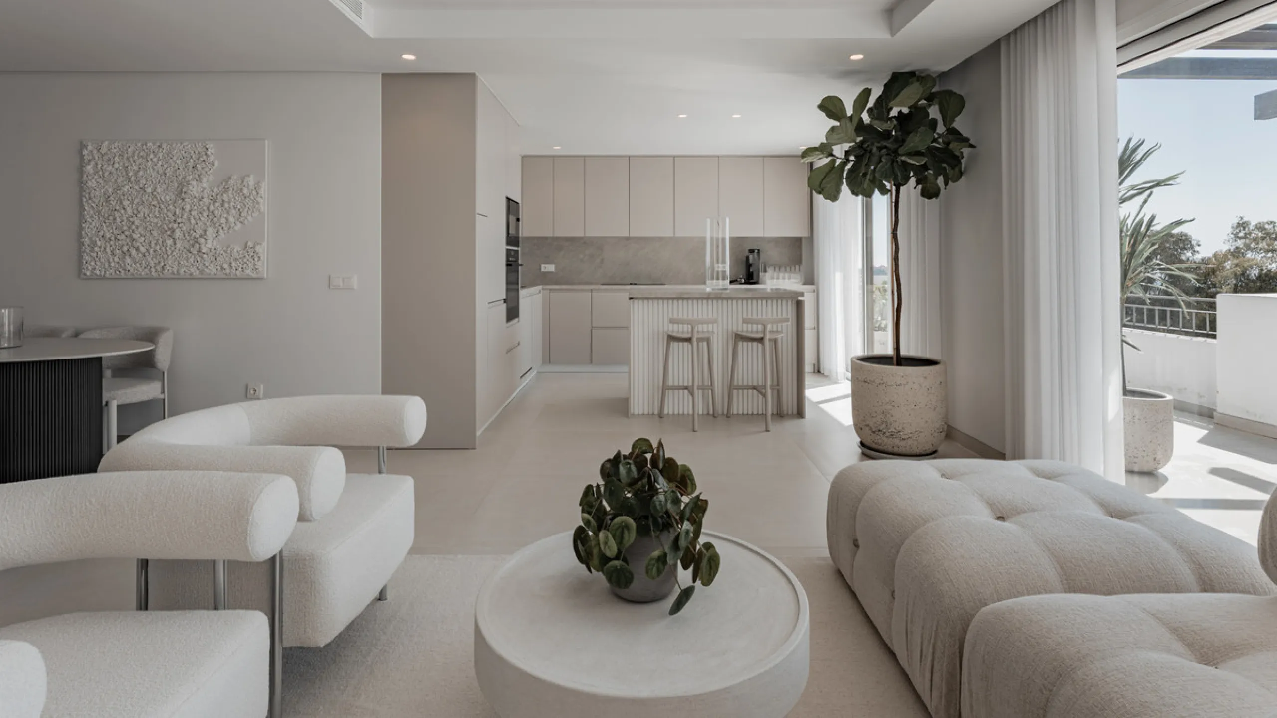 Set high above the lush landscape of La Quinta in Benahavís, this exceptional duplex penthouse offers a unique blend of luxury, privacy, and jaw-dropping panoramic views. Just a 7-minute drive from Puerto Banús and even closer to the top three golf course