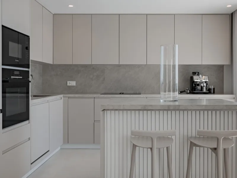 Set high above the lush landscape of La Quinta in Benahavís, this exceptional duplex penthouse offers a unique blend of luxury, privacy, and jaw-dropping panoramic views. Just a 7-minute drive from Puerto Banús and even closer to the top three golf course