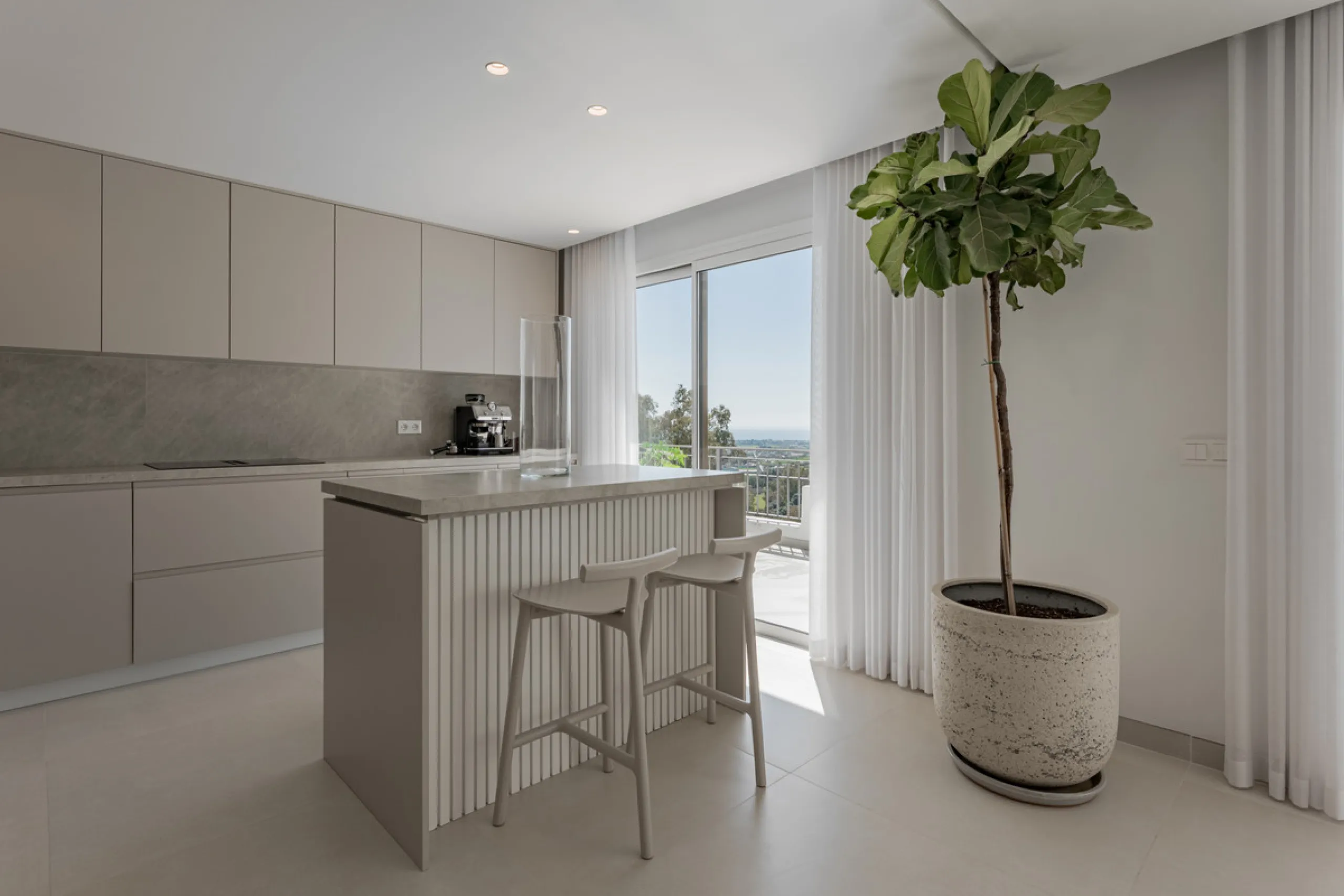 Set high above the lush landscape of La Quinta in Benahavís, this exceptional duplex penthouse offers a unique blend of luxury, privacy, and jaw-dropping panoramic views. Just a 7-minute drive from Puerto Banús and even closer to the top three golf course