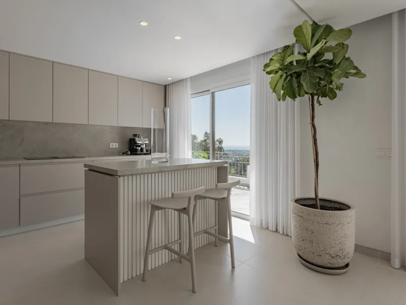 Set high above the lush landscape of La Quinta in Benahavís, this exceptional duplex penthouse offers a unique blend of luxury, privacy, and jaw-dropping panoramic views. Just a 7-minute drive from Puerto Banús and even closer to the top three golf course