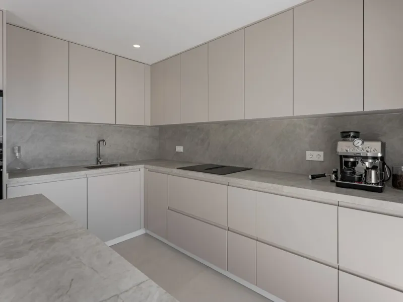 Set high above the lush landscape of La Quinta in Benahavís, this exceptional duplex penthouse offers a unique blend of luxury, privacy, and jaw-dropping panoramic views. Just a 7-minute drive from Puerto Banús and even closer to the top three golf course