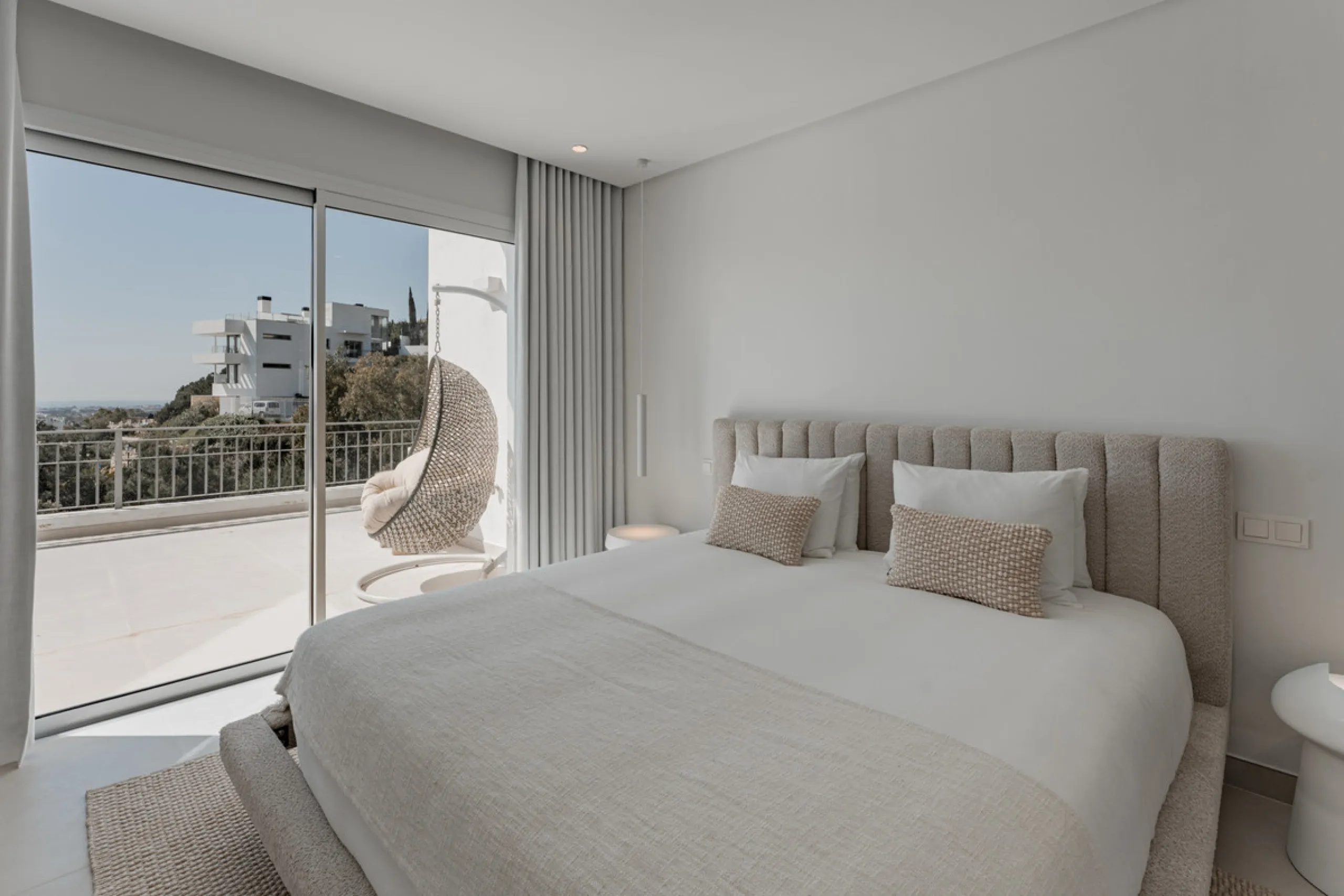 Set high above the lush landscape of La Quinta in Benahavís, this exceptional duplex penthouse offers a unique blend of luxury, privacy, and jaw-dropping panoramic views. Just a 7-minute drive from Puerto Banús and even closer to the top three golf course