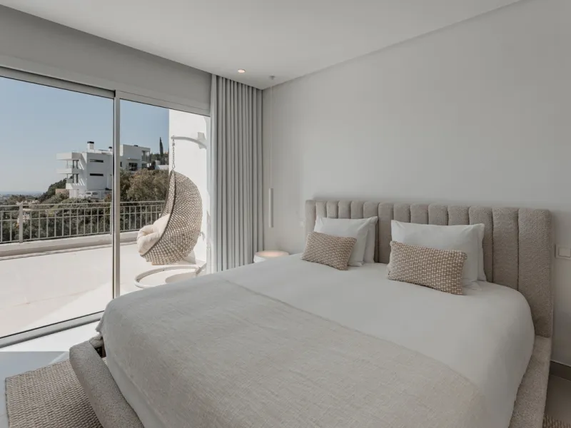 Set high above the lush landscape of La Quinta in Benahavís, this exceptional duplex penthouse offers a unique blend of luxury, privacy, and jaw-dropping panoramic views. Just a 7-minute drive from Puerto Banús and even closer to the top three golf course