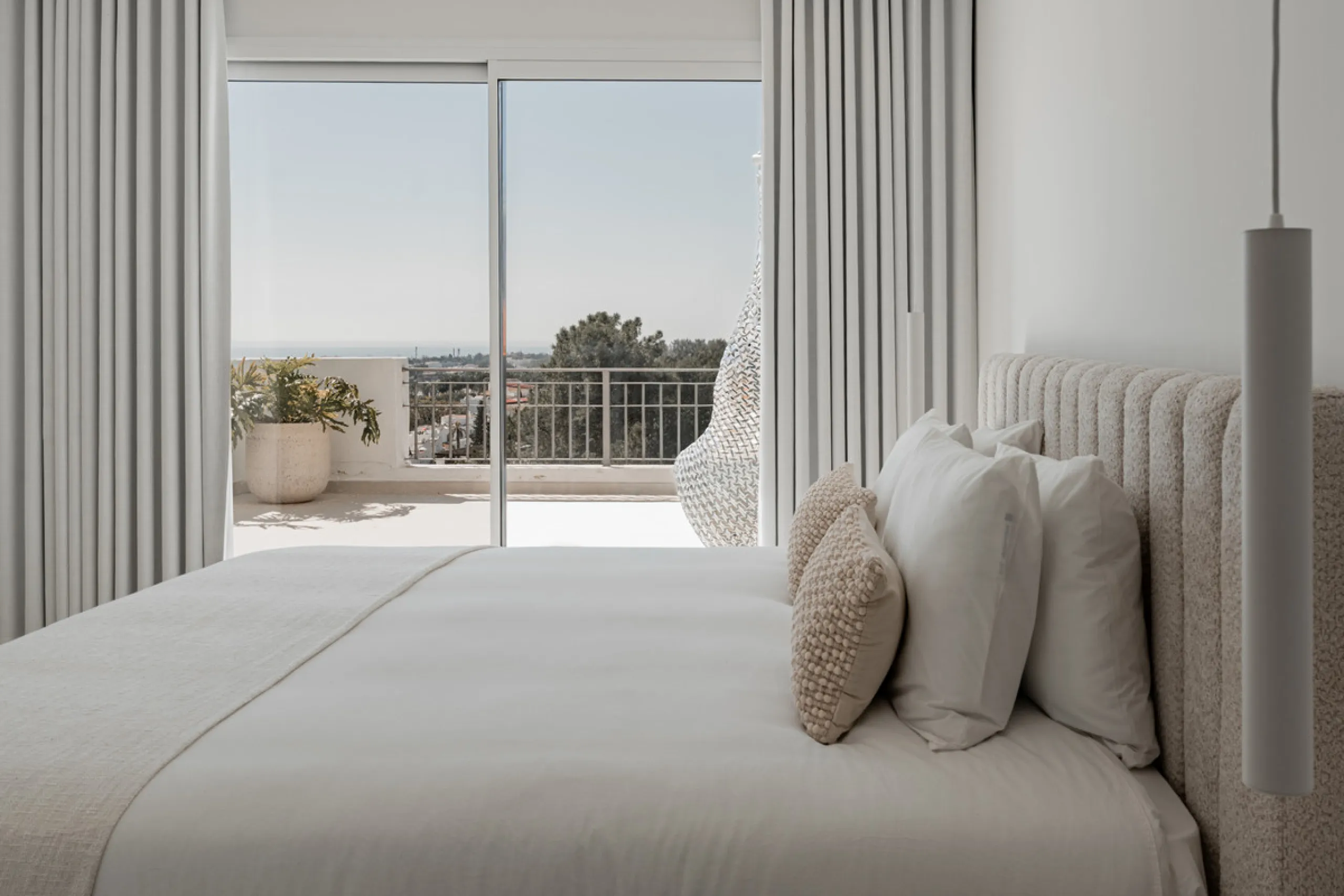 Set high above the lush landscape of La Quinta in Benahavís, this exceptional duplex penthouse offers a unique blend of luxury, privacy, and jaw-dropping panoramic views. Just a 7-minute drive from Puerto Banús and even closer to the top three golf course