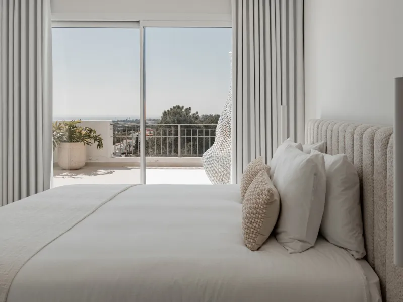 Set high above the lush landscape of La Quinta in Benahavís, this exceptional duplex penthouse offers a unique blend of luxury, privacy, and jaw-dropping panoramic views. Just a 7-minute drive from Puerto Banús and even closer to the top three golf course