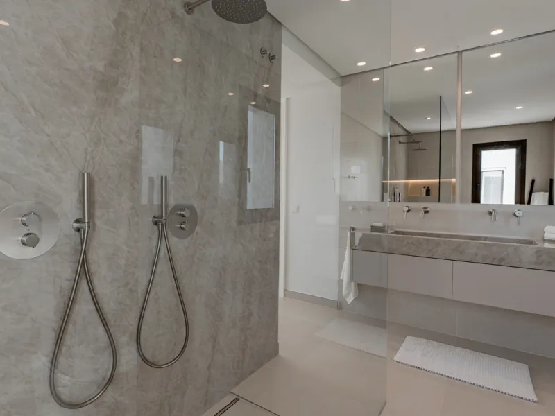 Set high above the lush landscape of La Quinta in Benahavís, this exceptional duplex penthouse offers a unique blend of luxury, privacy, and jaw-dropping panoramic views. Just a 7-minute drive from Puerto Banús and even closer to the top three golf course