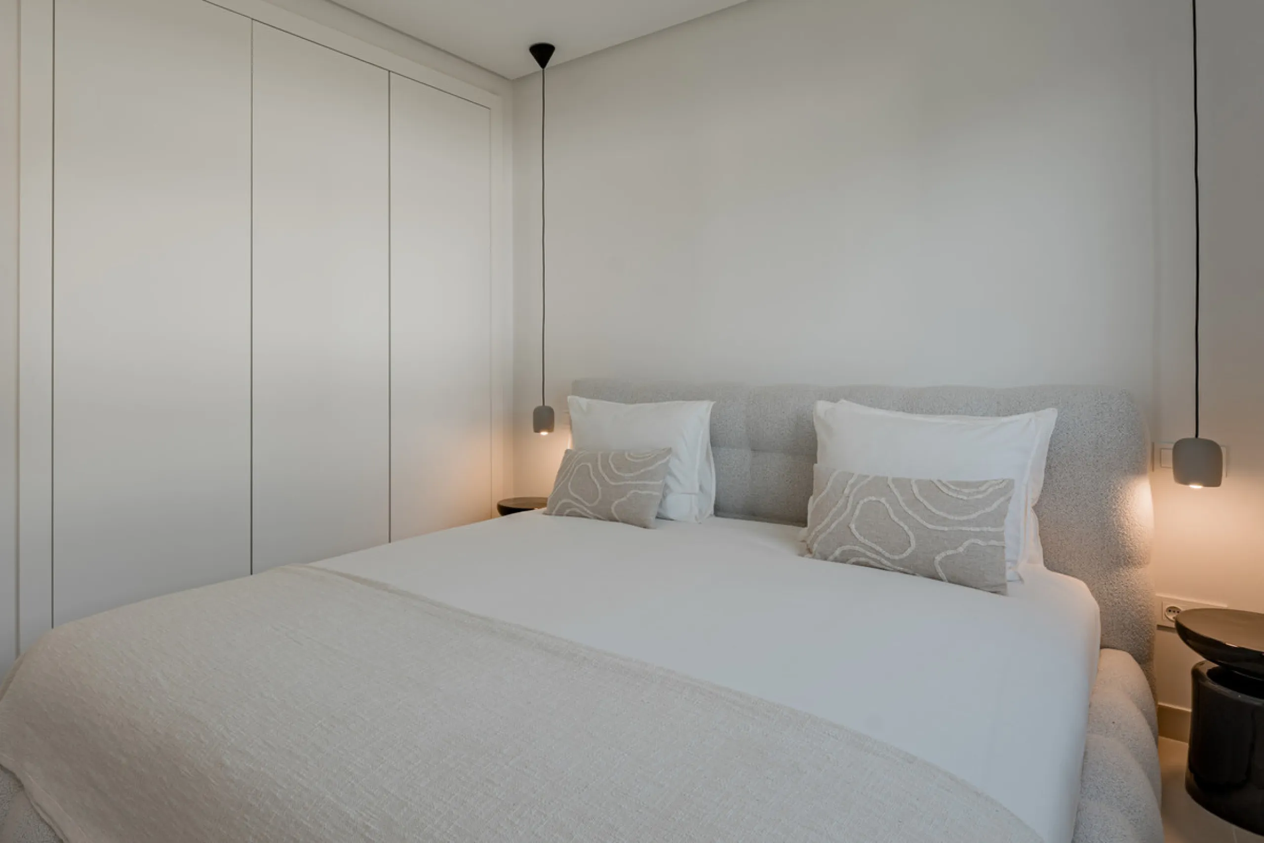 Set high above the lush landscape of La Quinta in Benahavís, this exceptional duplex penthouse offers a unique blend of luxury, privacy, and jaw-dropping panoramic views. Just a 7-minute drive from Puerto Banús and even closer to the top three golf course