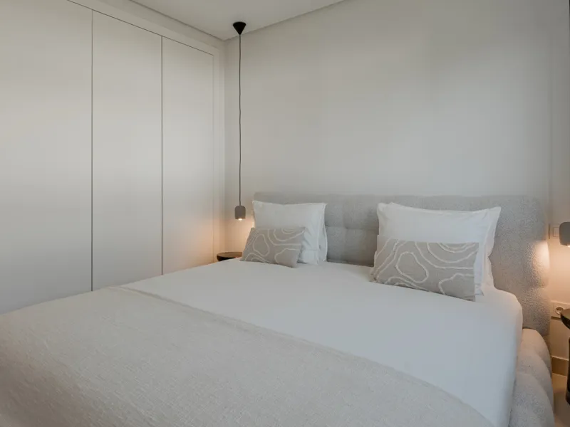 Set high above the lush landscape of La Quinta in Benahavís, this exceptional duplex penthouse offers a unique blend of luxury, privacy, and jaw-dropping panoramic views. Just a 7-minute drive from Puerto Banús and even closer to the top three golf course