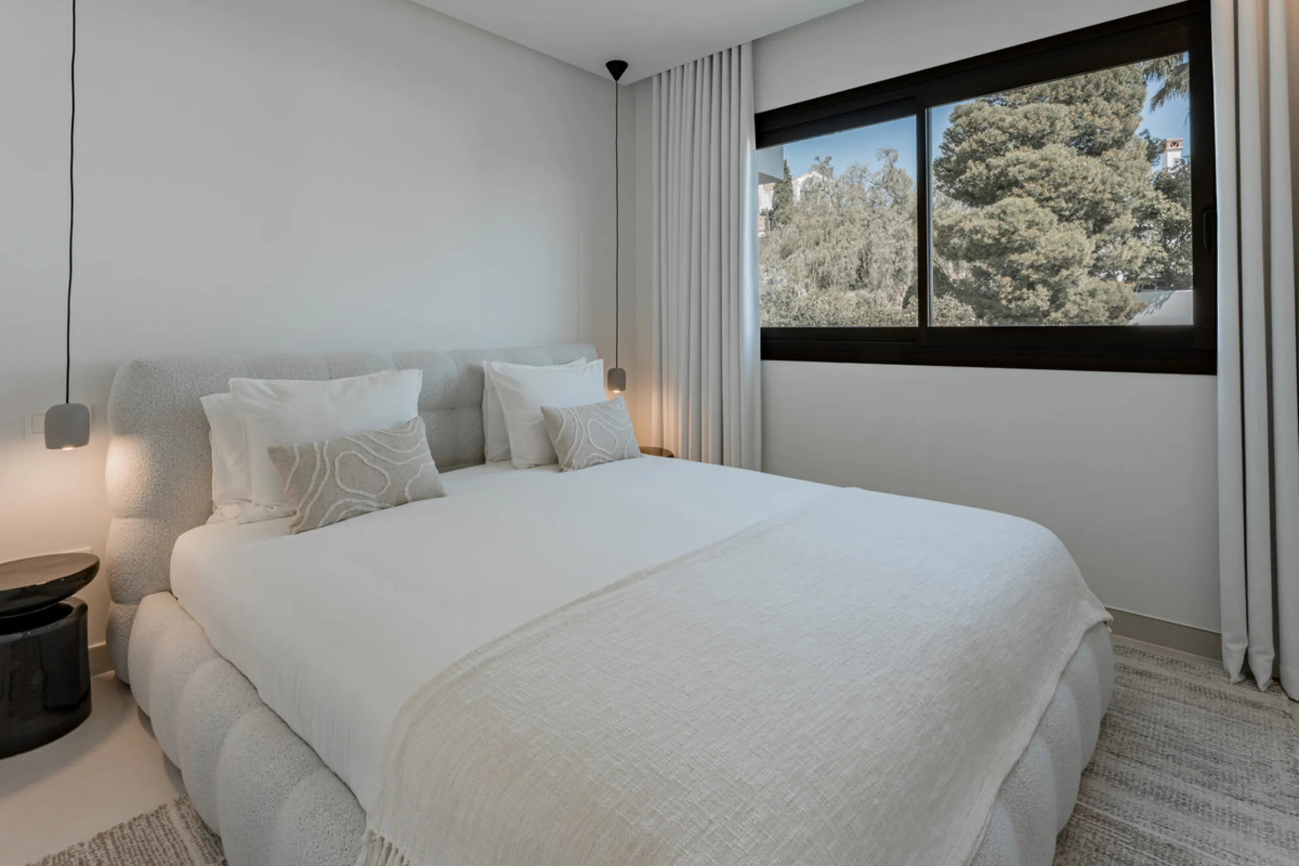 Set high above the lush landscape of La Quinta in Benahavís, this exceptional duplex penthouse offers a unique blend of luxury, privacy, and jaw-dropping panoramic views. Just a 7-minute drive from Puerto Banús and even closer to the top three golf course