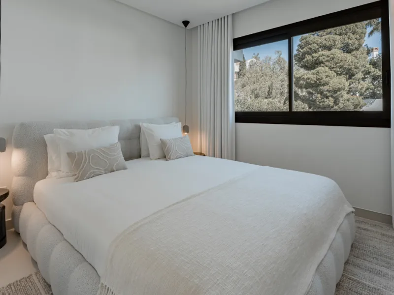 Set high above the lush landscape of La Quinta in Benahavís, this exceptional duplex penthouse offers a unique blend of luxury, privacy, and jaw-dropping panoramic views. Just a 7-minute drive from Puerto Banús and even closer to the top three golf course