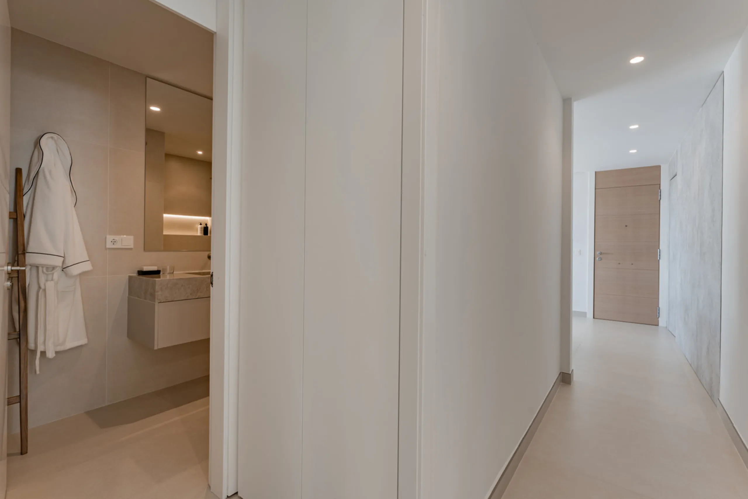 Set high above the lush landscape of La Quinta in Benahavís, this exceptional duplex penthouse offers a unique blend of luxury, privacy, and jaw-dropping panoramic views. Just a 7-minute drive from Puerto Banús and even closer to the top three golf course