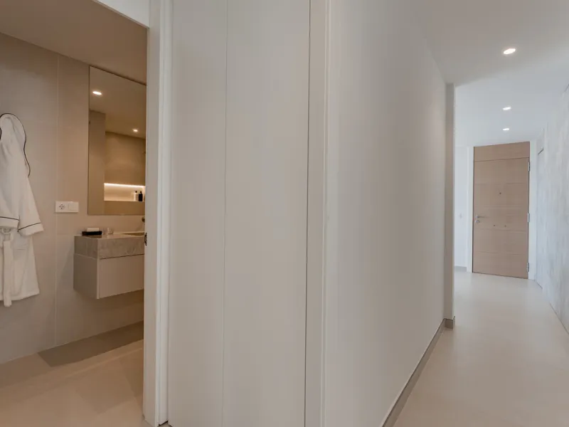 Set high above the lush landscape of La Quinta in Benahavís, this exceptional duplex penthouse offers a unique blend of luxury, privacy, and jaw-dropping panoramic views. Just a 7-minute drive from Puerto Banús and even closer to the top three golf course