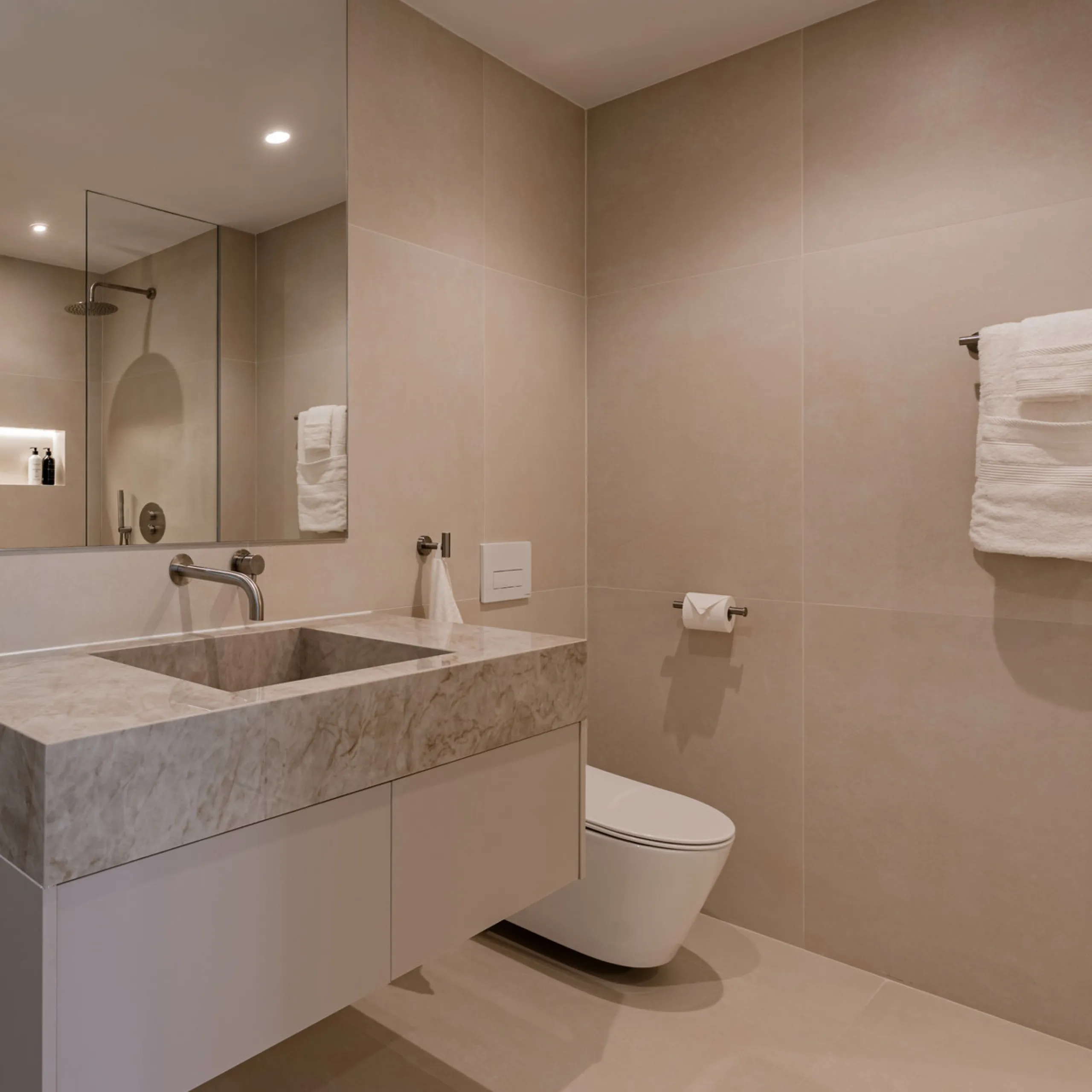 Set high above the lush landscape of La Quinta in Benahavís, this exceptional duplex penthouse offers a unique blend of luxury, privacy, and jaw-dropping panoramic views. Just a 7-minute drive from Puerto Banús and even closer to the top three golf course
