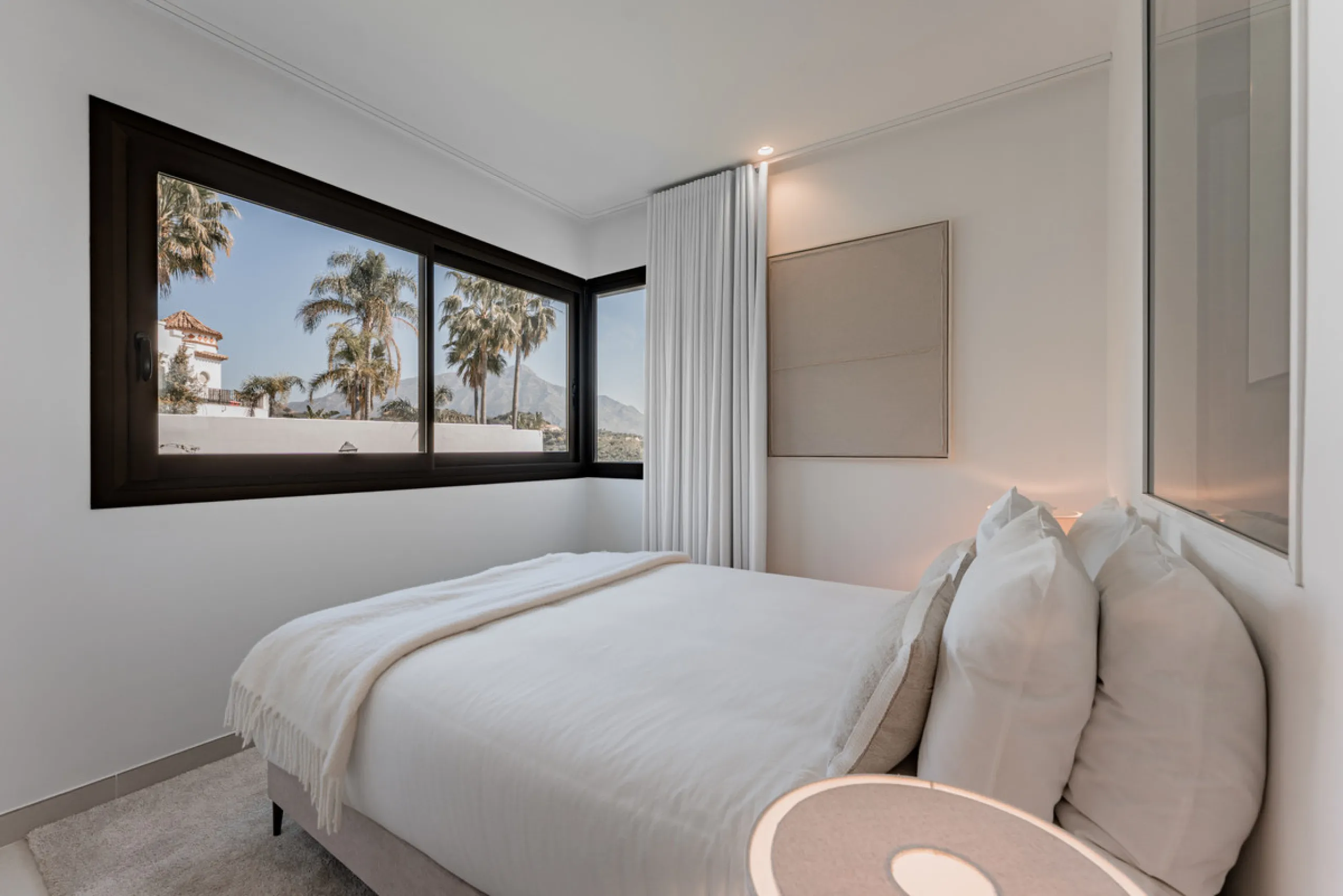 Set high above the lush landscape of La Quinta in Benahavís, this exceptional duplex penthouse offers a unique blend of luxury, privacy, and jaw-dropping panoramic views. Just a 7-minute drive from Puerto Banús and even closer to the top three golf course