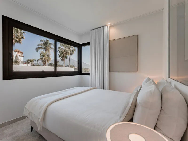 Set high above the lush landscape of La Quinta in Benahavís, this exceptional duplex penthouse offers a unique blend of luxury, privacy, and jaw-dropping panoramic views. Just a 7-minute drive from Puerto Banús and even closer to the top three golf course