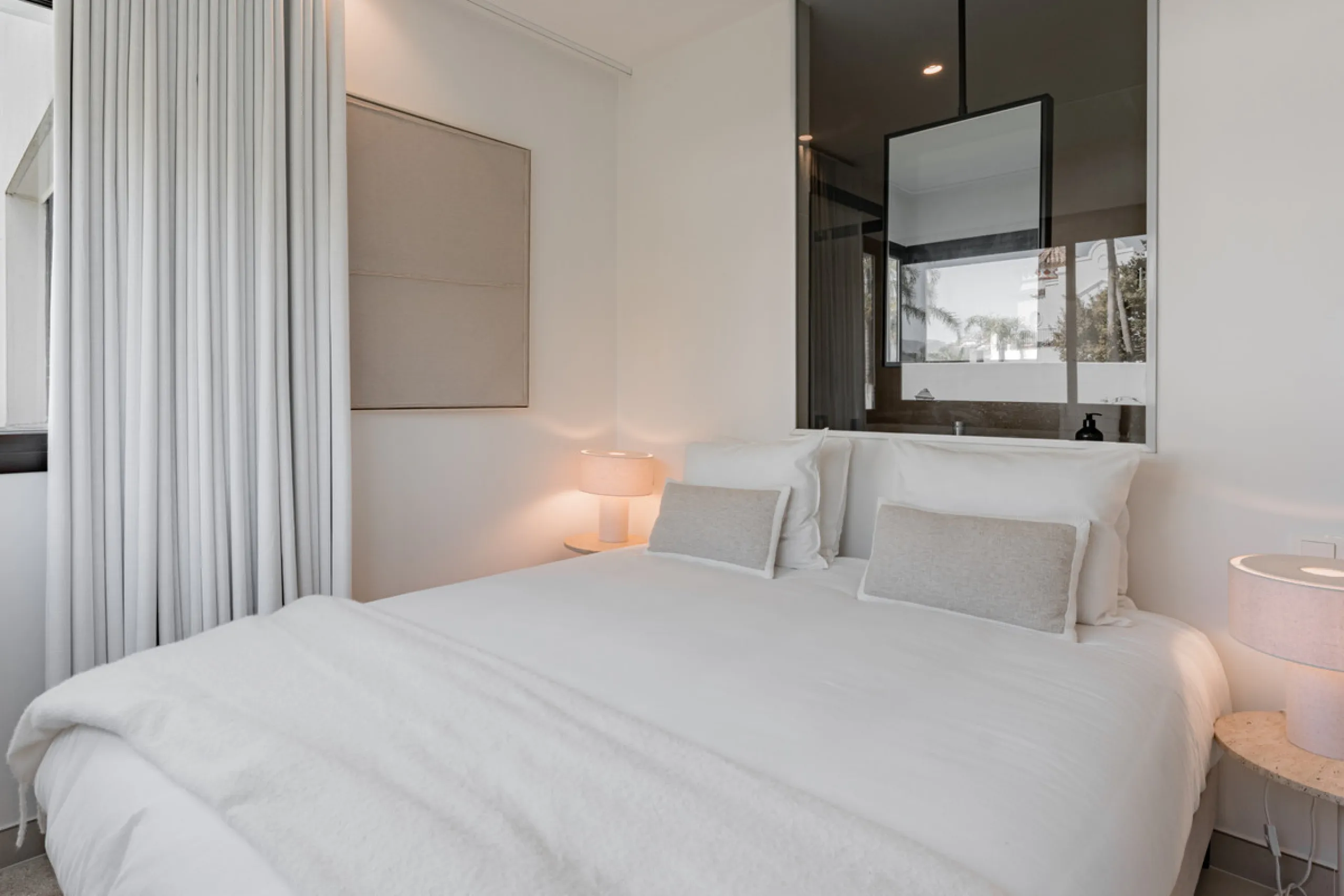 Set high above the lush landscape of La Quinta in Benahavís, this exceptional duplex penthouse offers a unique blend of luxury, privacy, and jaw-dropping panoramic views. Just a 7-minute drive from Puerto Banús and even closer to the top three golf course