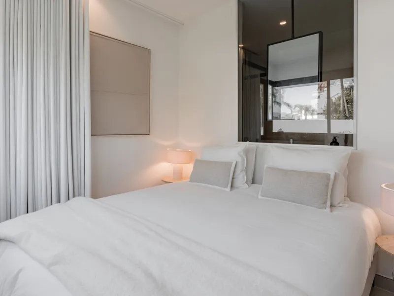 Set high above the lush landscape of La Quinta in Benahavís, this exceptional duplex penthouse offers a unique blend of luxury, privacy, and jaw-dropping panoramic views. Just a 7-minute drive from Puerto Banús and even closer to the top three golf course