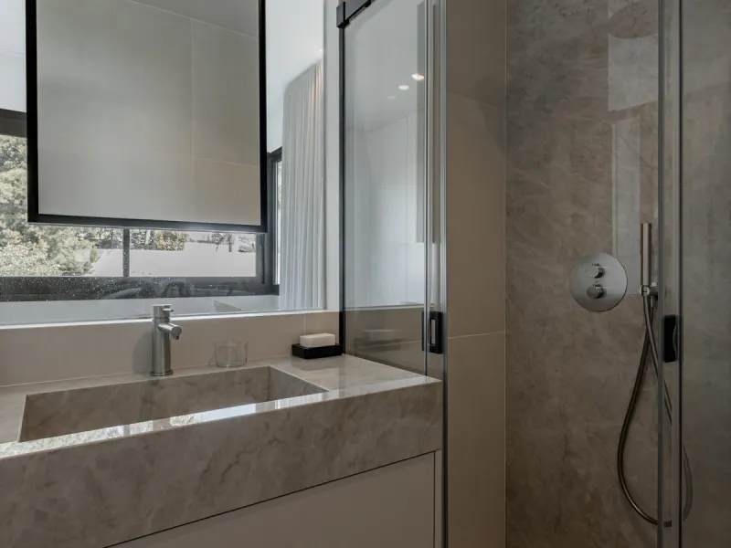 Set high above the lush landscape of La Quinta in Benahavís, this exceptional duplex penthouse offers a unique blend of luxury, privacy, and jaw-dropping panoramic views. Just a 7-minute drive from Puerto Banús and even closer to the top three golf course