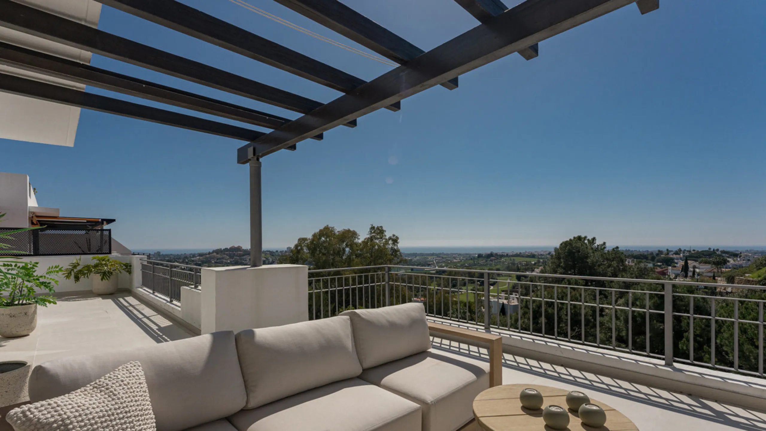 Set high above the lush landscape of La Quinta in Benahavís, this exceptional duplex penthouse offers a unique blend of luxury, privacy, and jaw-dropping panoramic views. Just a 7-minute drive from Puerto Banús and even closer to the top three golf course