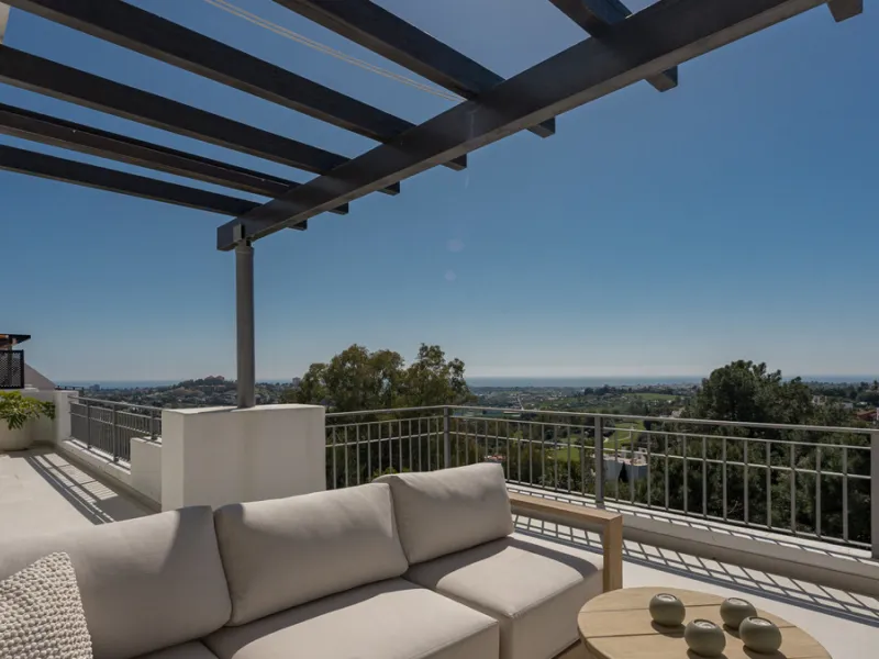 Set high above the lush landscape of La Quinta in Benahavís, this exceptional duplex penthouse offers a unique blend of luxury, privacy, and jaw-dropping panoramic views. Just a 7-minute drive from Puerto Banús and even closer to the top three golf course