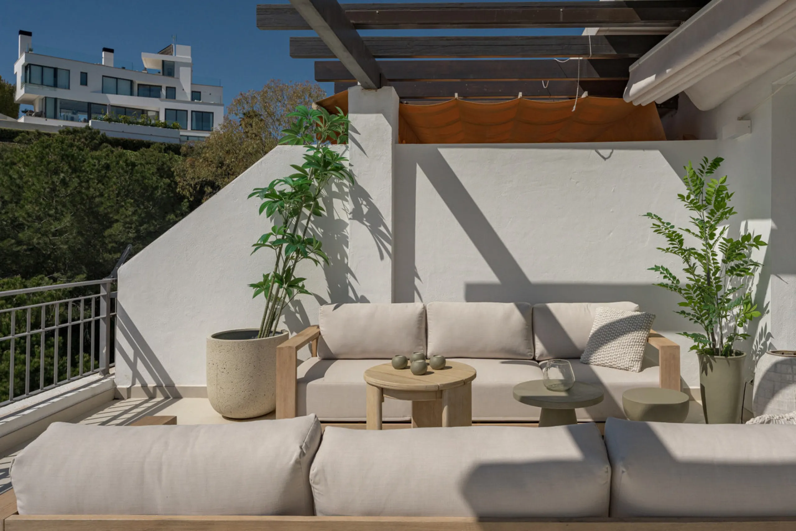 Set high above the lush landscape of La Quinta in Benahavís, this exceptional duplex penthouse offers a unique blend of luxury, privacy, and jaw-dropping panoramic views. Just a 7-minute drive from Puerto Banús and even closer to the top three golf course