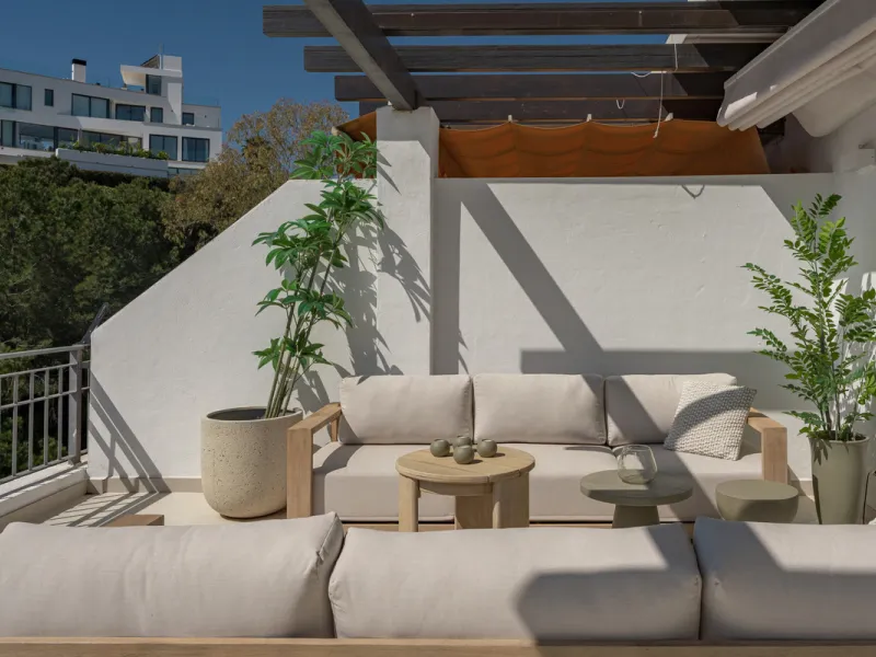 Set high above the lush landscape of La Quinta in Benahavís, this exceptional duplex penthouse offers a unique blend of luxury, privacy, and jaw-dropping panoramic views. Just a 7-minute drive from Puerto Banús and even closer to the top three golf course
