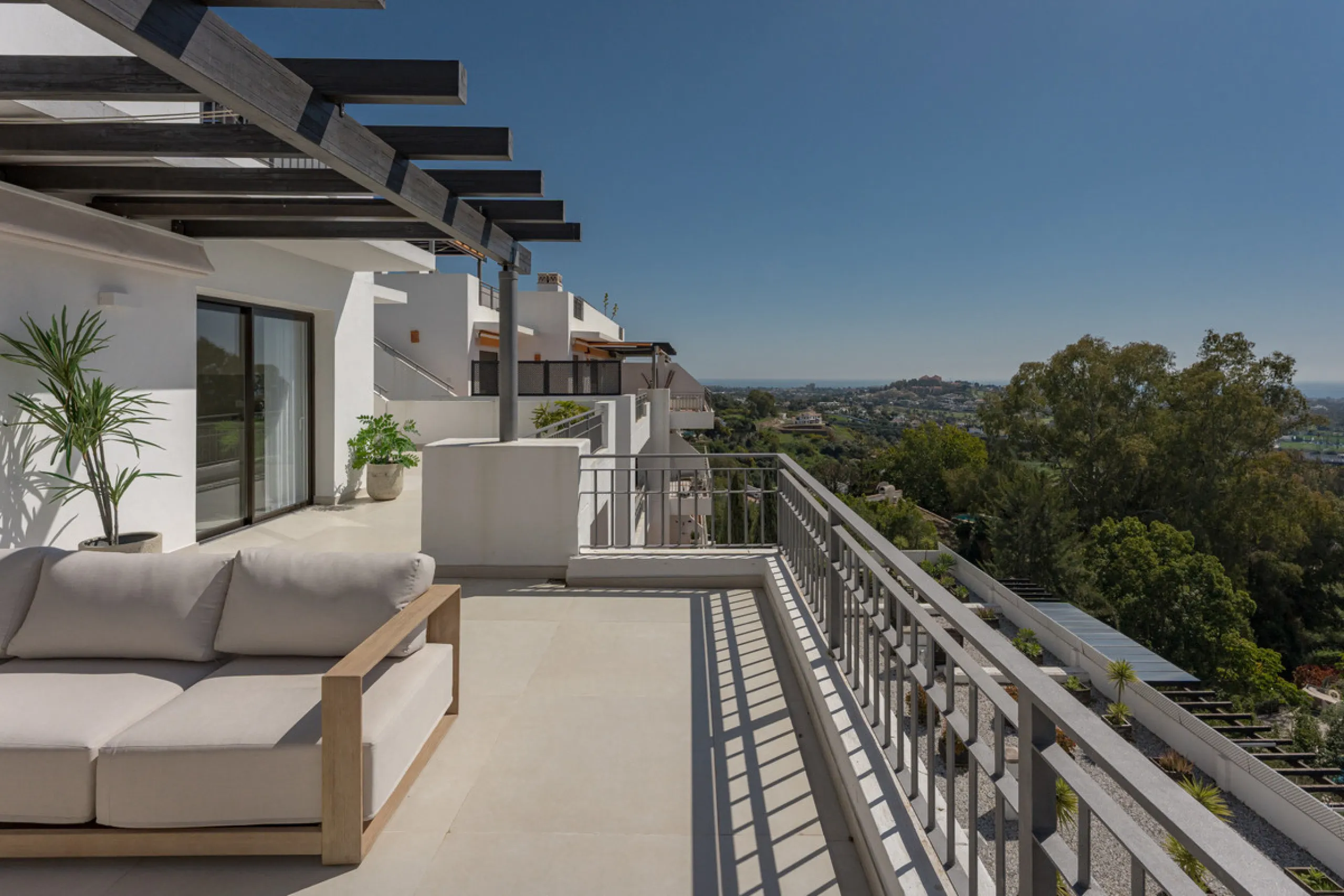 Set high above the lush landscape of La Quinta in Benahavís, this exceptional duplex penthouse offers a unique blend of luxury, privacy, and jaw-dropping panoramic views. Just a 7-minute drive from Puerto Banús and even closer to the top three golf course