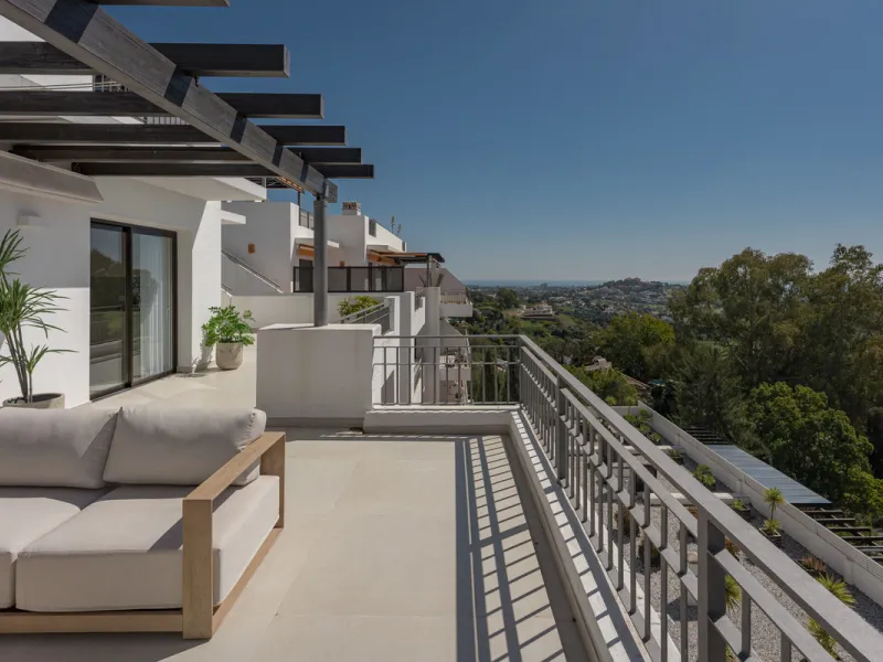 Set high above the lush landscape of La Quinta in Benahavís, this exceptional duplex penthouse offers a unique blend of luxury, privacy, and jaw-dropping panoramic views. Just a 7-minute drive from Puerto Banús and even closer to the top three golf course