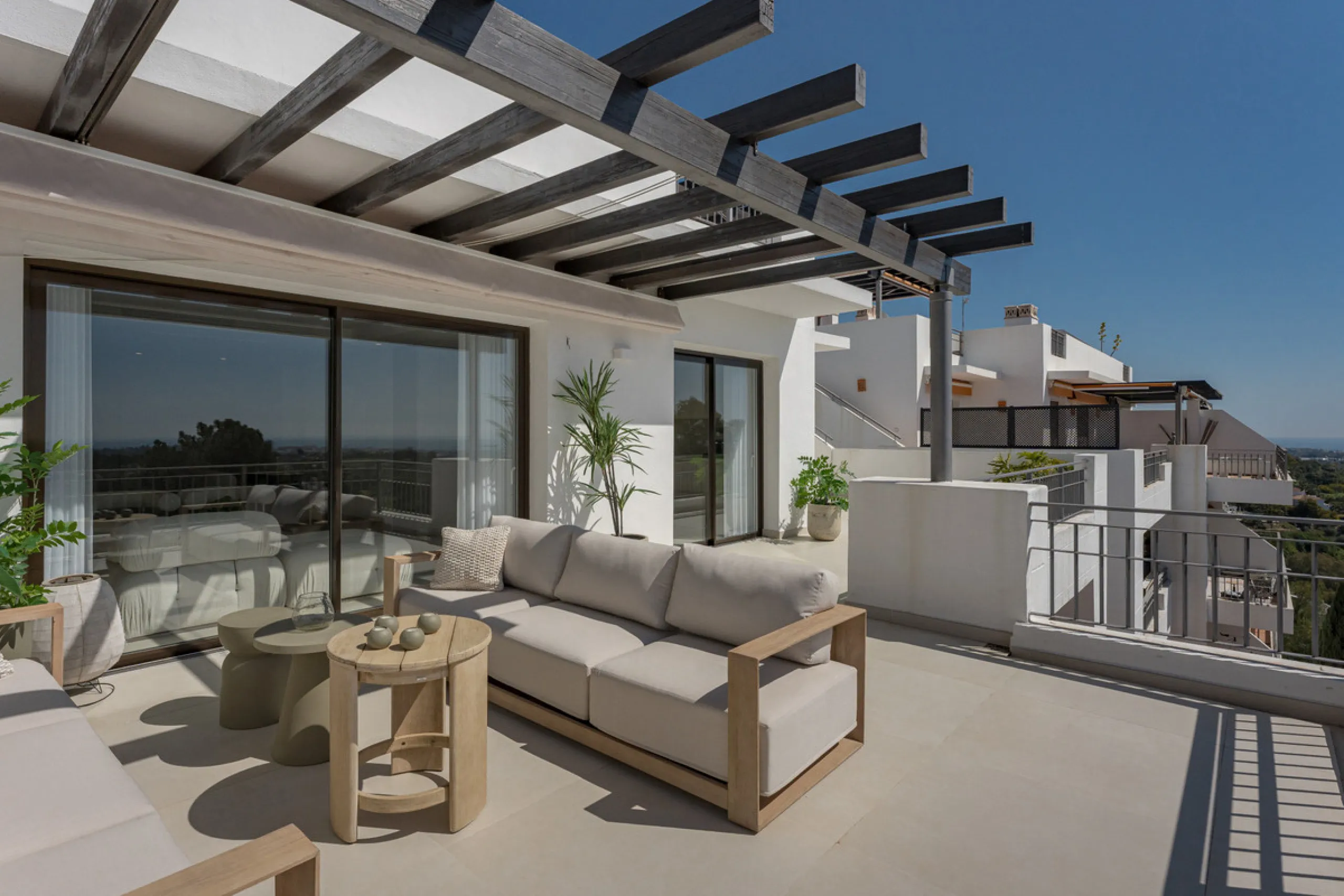 Set high above the lush landscape of La Quinta in Benahavís, this exceptional duplex penthouse offers a unique blend of luxury, privacy, and jaw-dropping panoramic views. Just a 7-minute drive from Puerto Banús and even closer to the top three golf course