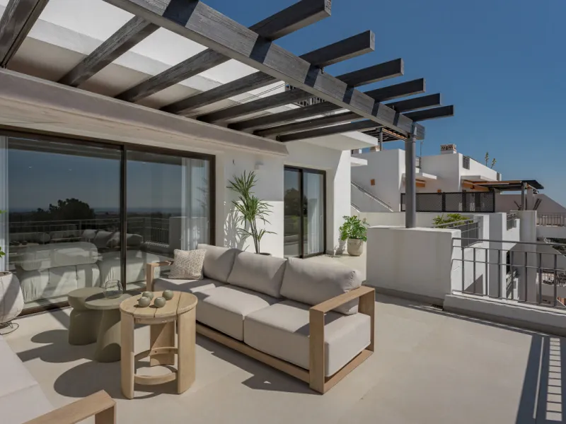 Set high above the lush landscape of La Quinta in Benahavís, this exceptional duplex penthouse offers a unique blend of luxury, privacy, and jaw-dropping panoramic views. Just a 7-minute drive from Puerto Banús and even closer to the top three golf course