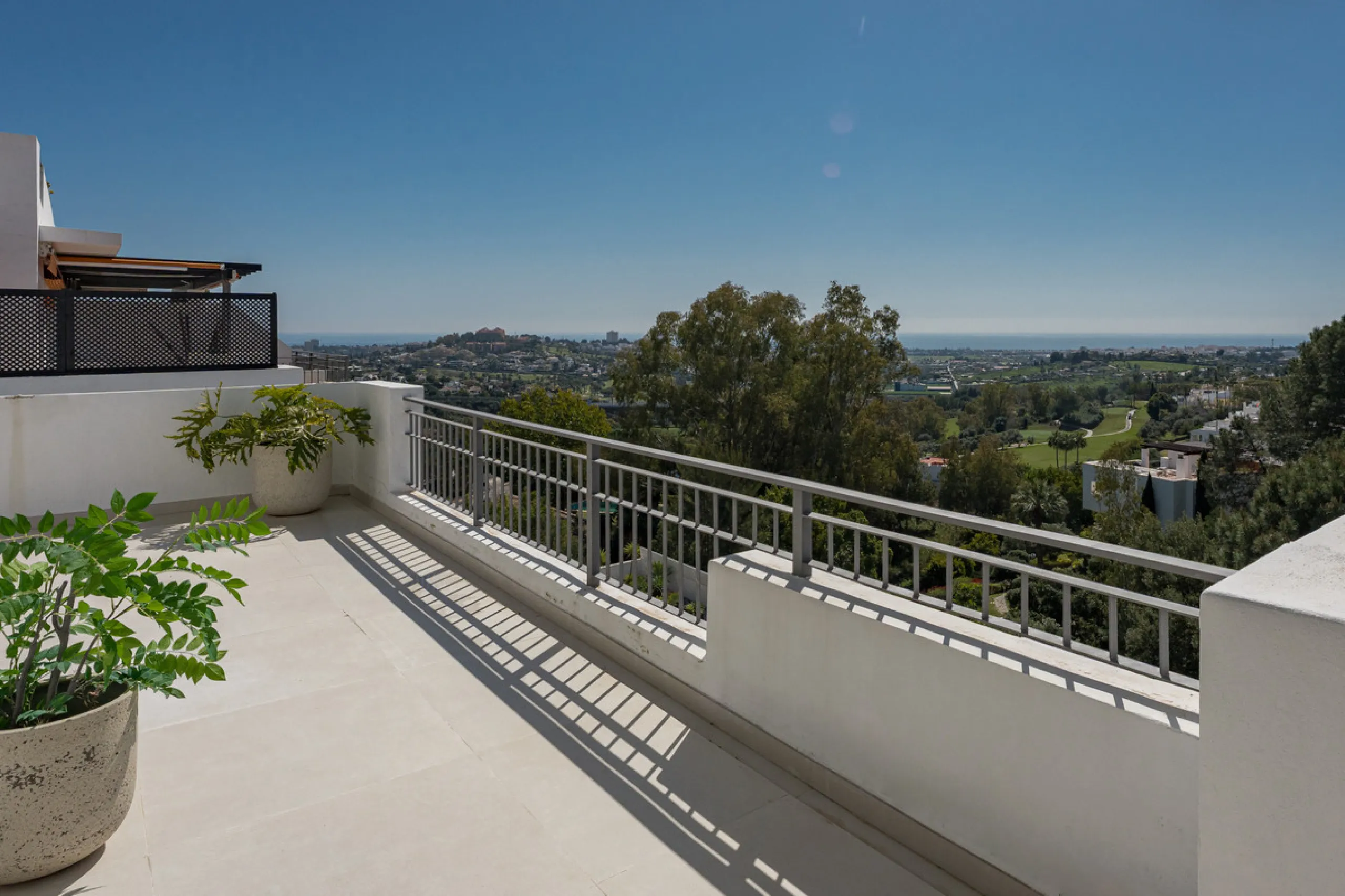 Set high above the lush landscape of La Quinta in Benahavís, this exceptional duplex penthouse offers a unique blend of luxury, privacy, and jaw-dropping panoramic views. Just a 7-minute drive from Puerto Banús and even closer to the top three golf course