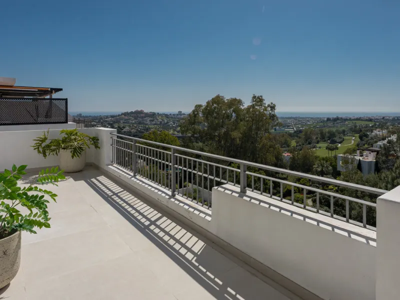 Set high above the lush landscape of La Quinta in Benahavís, this exceptional duplex penthouse offers a unique blend of luxury, privacy, and jaw-dropping panoramic views. Just a 7-minute drive from Puerto Banús and even closer to the top three golf course