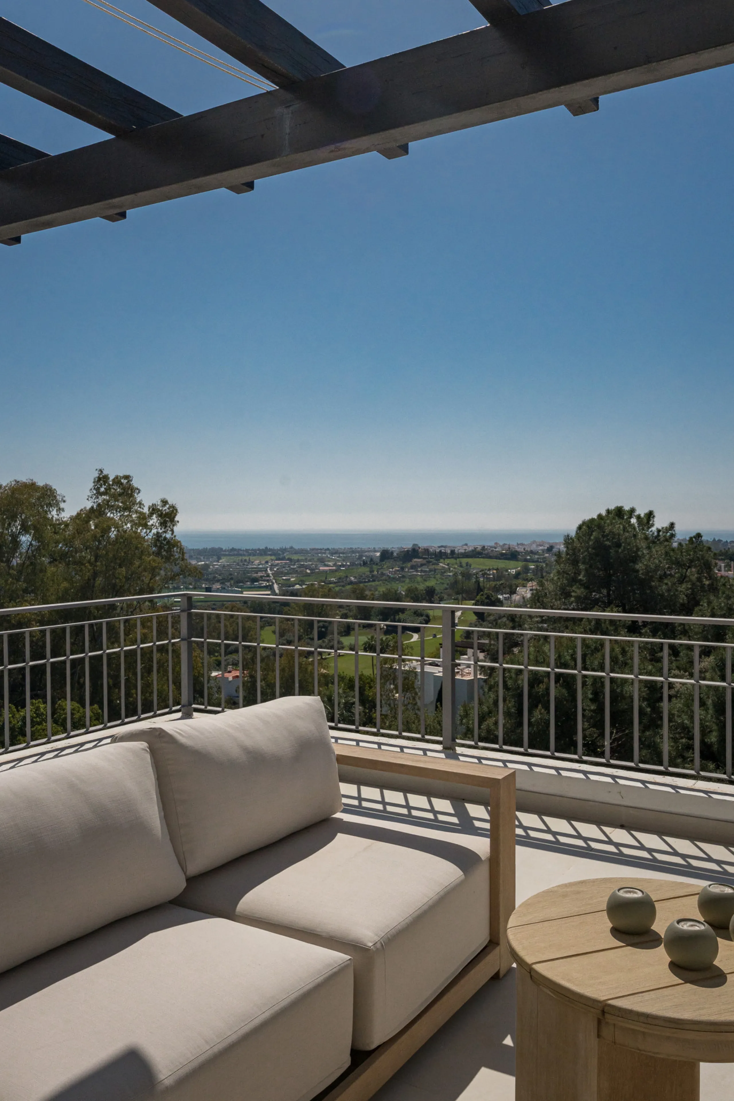 Set high above the lush landscape of La Quinta in Benahavís, this exceptional duplex penthouse offers a unique blend of luxury, privacy, and jaw-dropping panoramic views. Just a 7-minute drive from Puerto Banús and even closer to the top three golf course