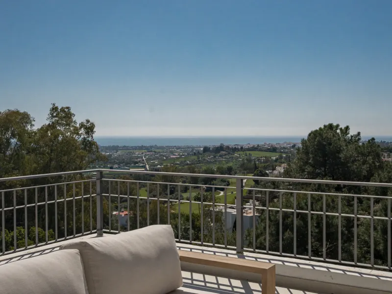 Set high above the lush landscape of La Quinta in Benahavís, this exceptional duplex penthouse offers a unique blend of luxury, privacy, and jaw-dropping panoramic views. Just a 7-minute drive from Puerto Banús and even closer to the top three golf course